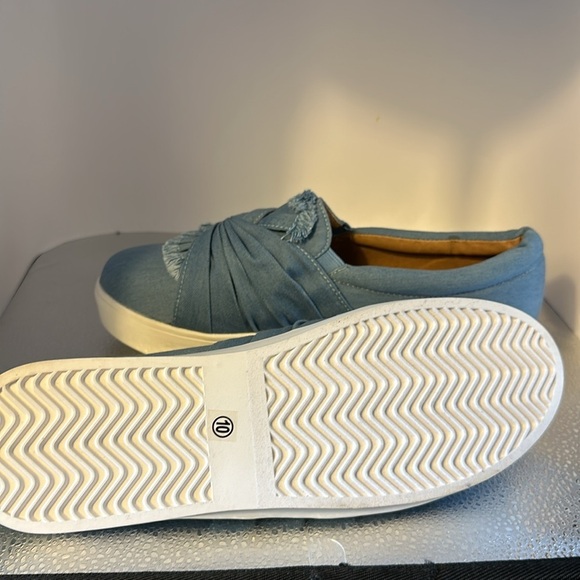 Catherine’s absolutely adorable flat shoes. Light denim with denim Bow size 10.​ - Picture 6 of 7